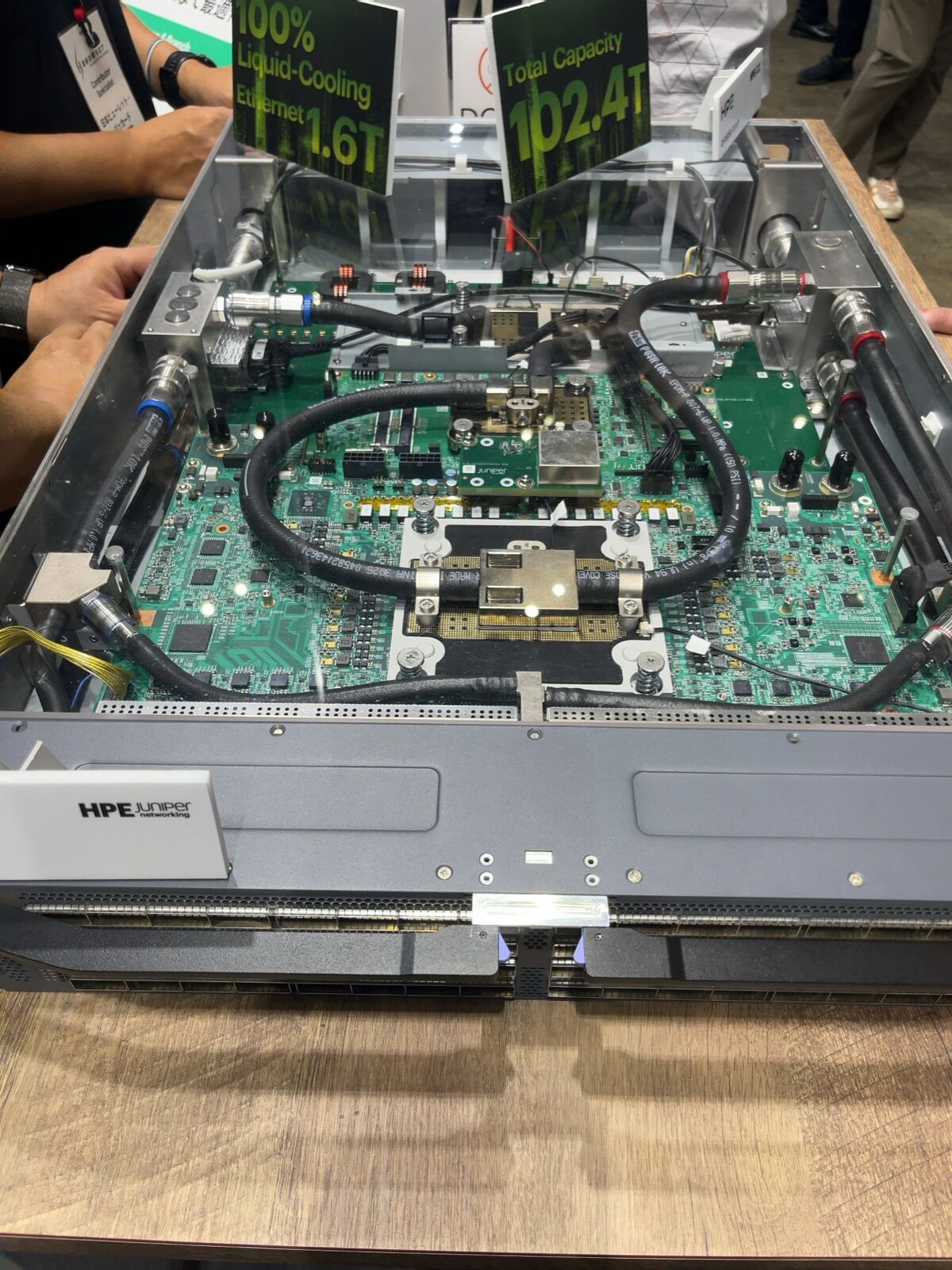 QFX5250-64OE 01