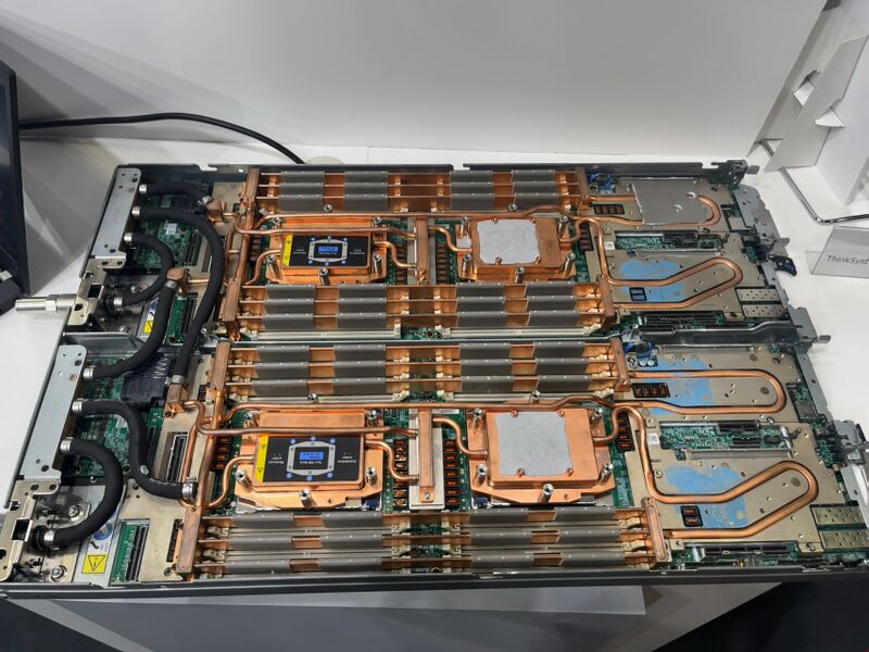 ファイル:ThinkSystem SD 665 01.jpg