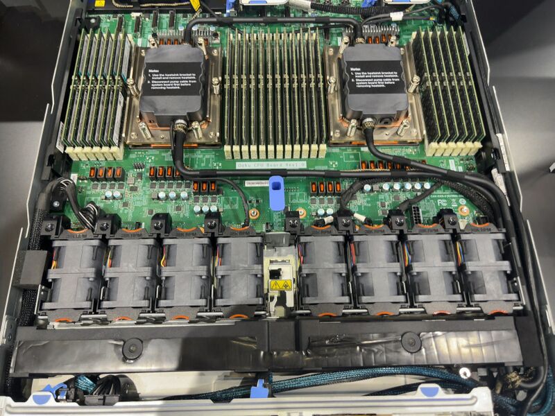 ファイル:ThinkSystem SR645 02.jpg