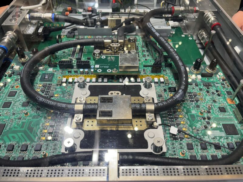 ファイル:QFX5250-64OE 02.jpg