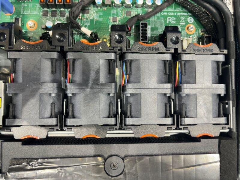 ファイル:ThinkSystem SR645 03.jpg